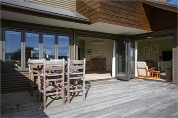 Spacious Lakefront Escape - Taupo