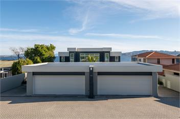 Linger Lakeside - Luxury Home above the Lake - Taupo
