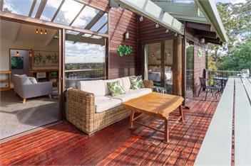 Architecturally-Designed Retreat with Spectacular Views - Christchurch
