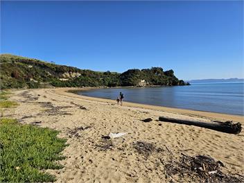 Hop Skip & Jump To The Beach - Takaka