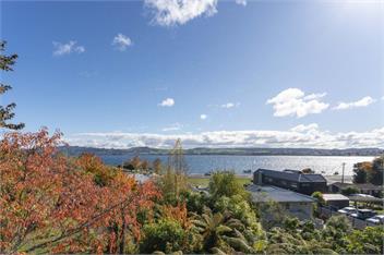 Bayview - Relax in the Hot Tub or Cross the Street to the Lake! - Taupo