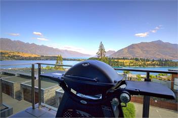 Panoramic Escape | 2BR 2BA Apt with Balcony - Queenstown