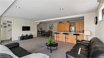 Panoramic Peaks: 3BR Home with Lake Vistas - Queenstown