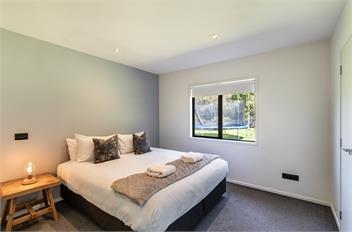 Riverside Retreat - spa pool, table tennis, riverside! - 