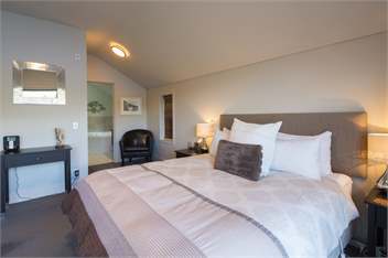 Alpine Village Lakefront Apartment - Queenstown