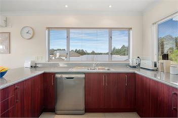 Adventure Sika - Relax on the deck with views - Taupo