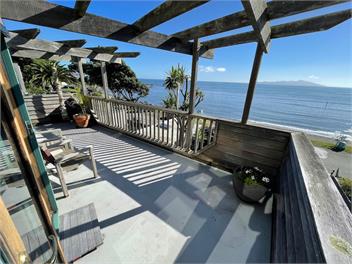 Sunny Beach Front Home - Porirua