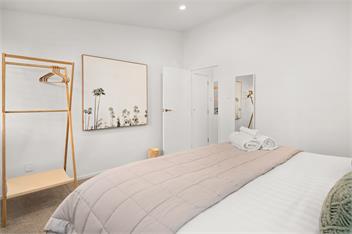 Chic Exec Apart w/Free Parking, Wifi & Netflix - Auckland 1071