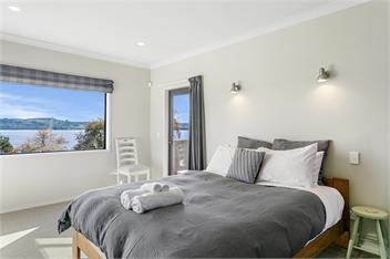 Spacious Lakefront Escape - Taupo