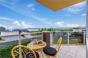 Top of the Lake - Spa Pool, Lake Views, Central to town - Taupo