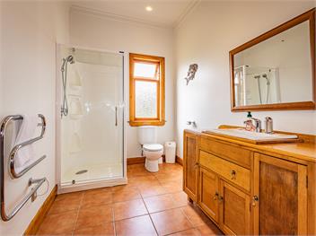 MJ's Retreat, Tongariro Alpine Crossing Special - Ohakune