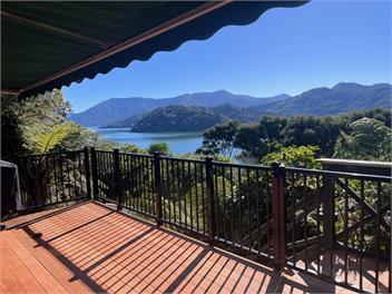 Kenepuru - Great Deck view and Easy Access to Secluded Beach - Marlborough Sounds