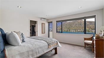 Panoramic Peaks: 3BR Home with Lake Vistas - Queenstown