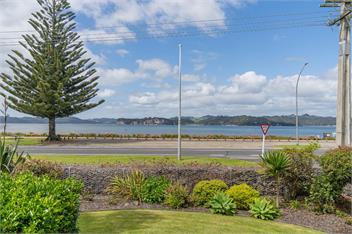Soleil by the Sea - Beachfront Apartment - 