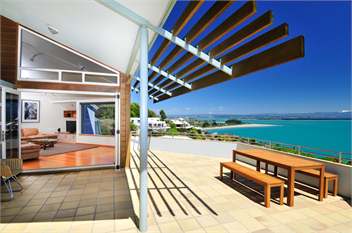 'Beach Views' - Executive Waterfront Holiday Home - Nelson
