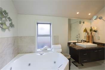 Alpine Village Lakefront Apartment - Queenstown