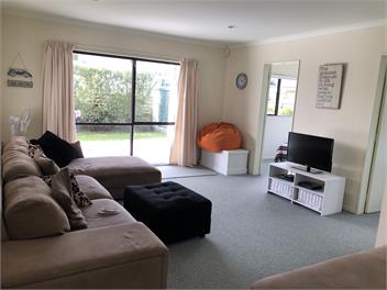 Mary Road 150m to beach, cafe, and surf club - Whangamata