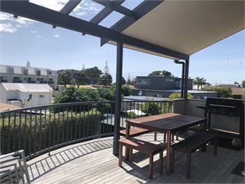 Mary Road 150m to beach, cafe, and surf club - Whangamata