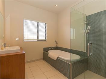 Modern Lake Haven (Bachcare) - Wanaka