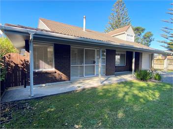 Orewa Beach House....seconds to beach - Orewa