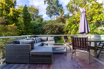 Architecturally-Designed Retreat with Spectacular Views - Christchurch
