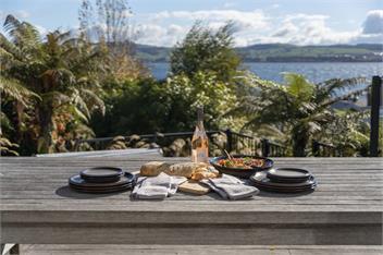 Bayview - Relax in the Hot Tub or Cross the Street to the Lake! - Taupo