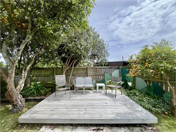 Sunny home with self-contained cabin - Napier
