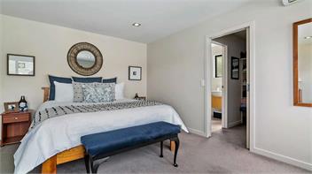 Panoramic Peaks: 3BR Home with Lake Vistas - Queenstown