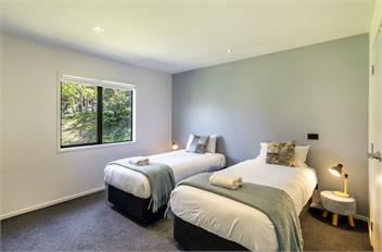 Riverside Retreat - spa pool, table tennis, riverside! - 