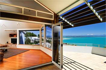 'Beach Views' - Executive Waterfront Holiday Home - Nelson