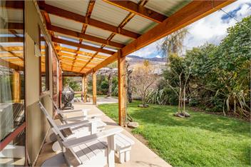 Great for families & groups, walk to town & lake - 