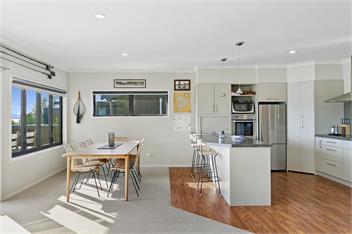 Spacious Lakefront Escape - Taupo