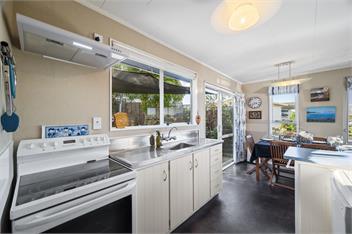 Kinder Cottage - Taupo - Private fully fenced back yard, close to shops - Taupo