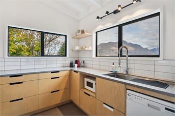 Lake and Mountain Views (Bachcare) - Queenstown