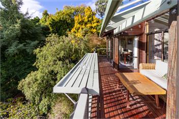 Architecturally-Designed Retreat with Spectacular Views - Christchurch