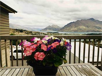 Stunning Lake and Mountain Views - Queenstown