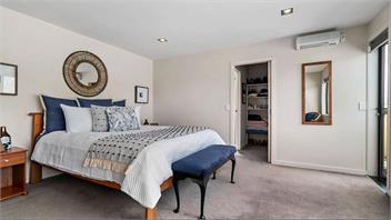 Panoramic Peaks: 3BR Home with Lake Vistas - Queenstown