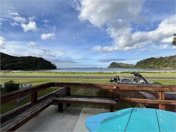 Kneedeep - Beach front escape! -