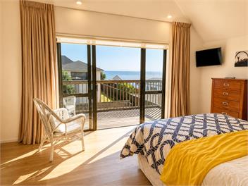 Sunny Matarangi Beach House -