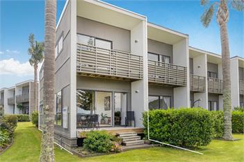 Soleil by the Sea - Beachfront Apartment - 