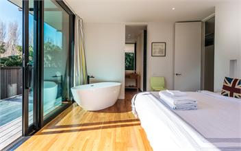 BOATSHED COVE : Coast and Country - Auckland
