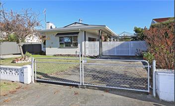 Central Hastings with In-ground pool. - Hastings