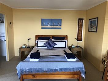 "Three Fishes" Boutique Holiday Home - Coopers Beach