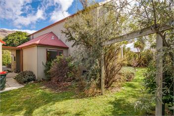 Great for families & groups, walk to town & lake - 