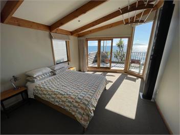Sunny Beach Front Home - Porirua