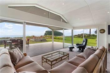 Seaview Escape - Beachfront Whangamata - Whangamata