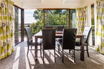 Architecturally-Designed Retreat with Spectacular Views - Christchurch