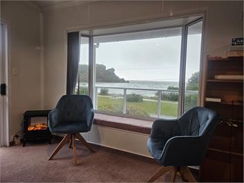 Hop Skip & Jump To The Beach - Takaka