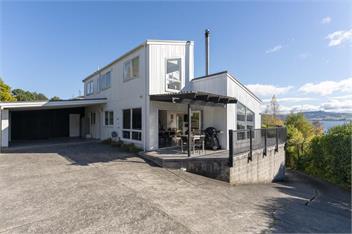 Bayview - Relax in the Hot Tub or Cross the Street to the Lake! - Taupo