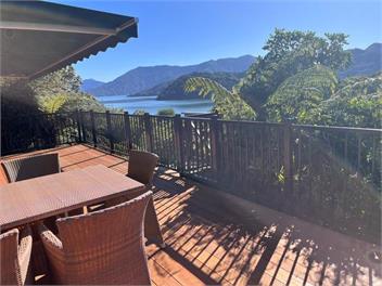 Kenepuru - Great Deck view and Easy Access to Secluded Beach - Marlborough Sounds